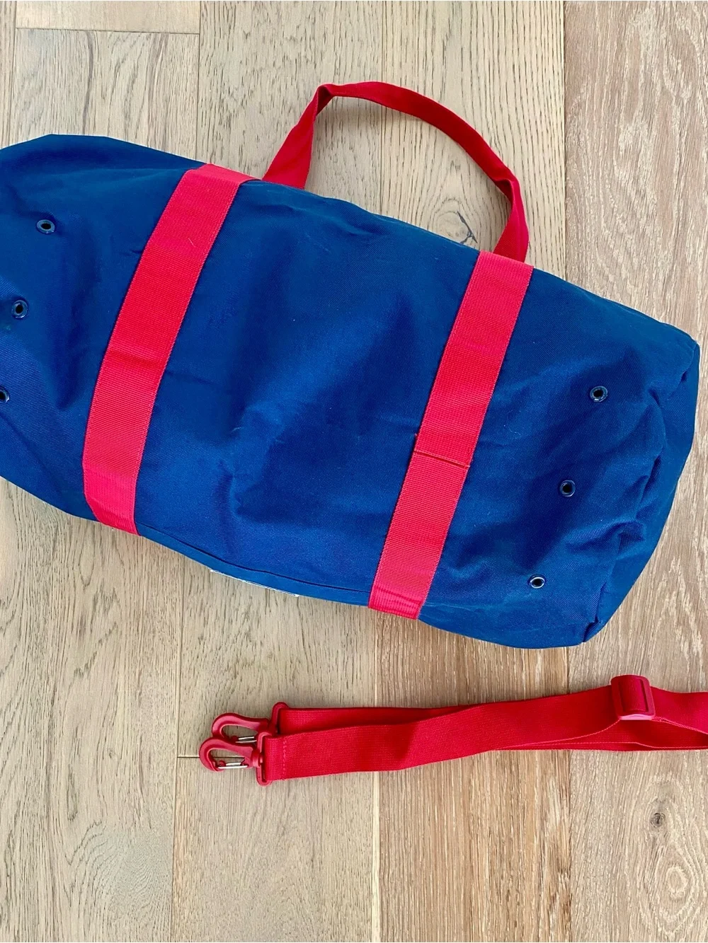 Herschel Sutton Mid-Volume Duffle Bag – Navy/Red – 28L